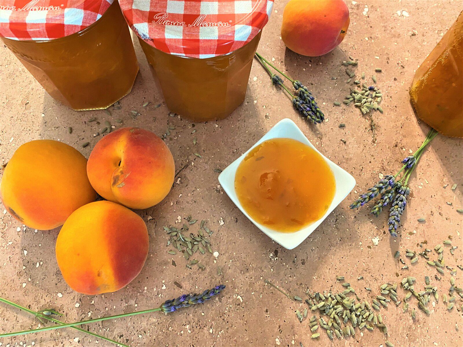 Confiture d’abricots à la lavande