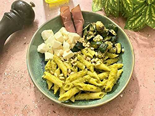 Pâtes au pesto, courgettes, mozzarella et jambon cru