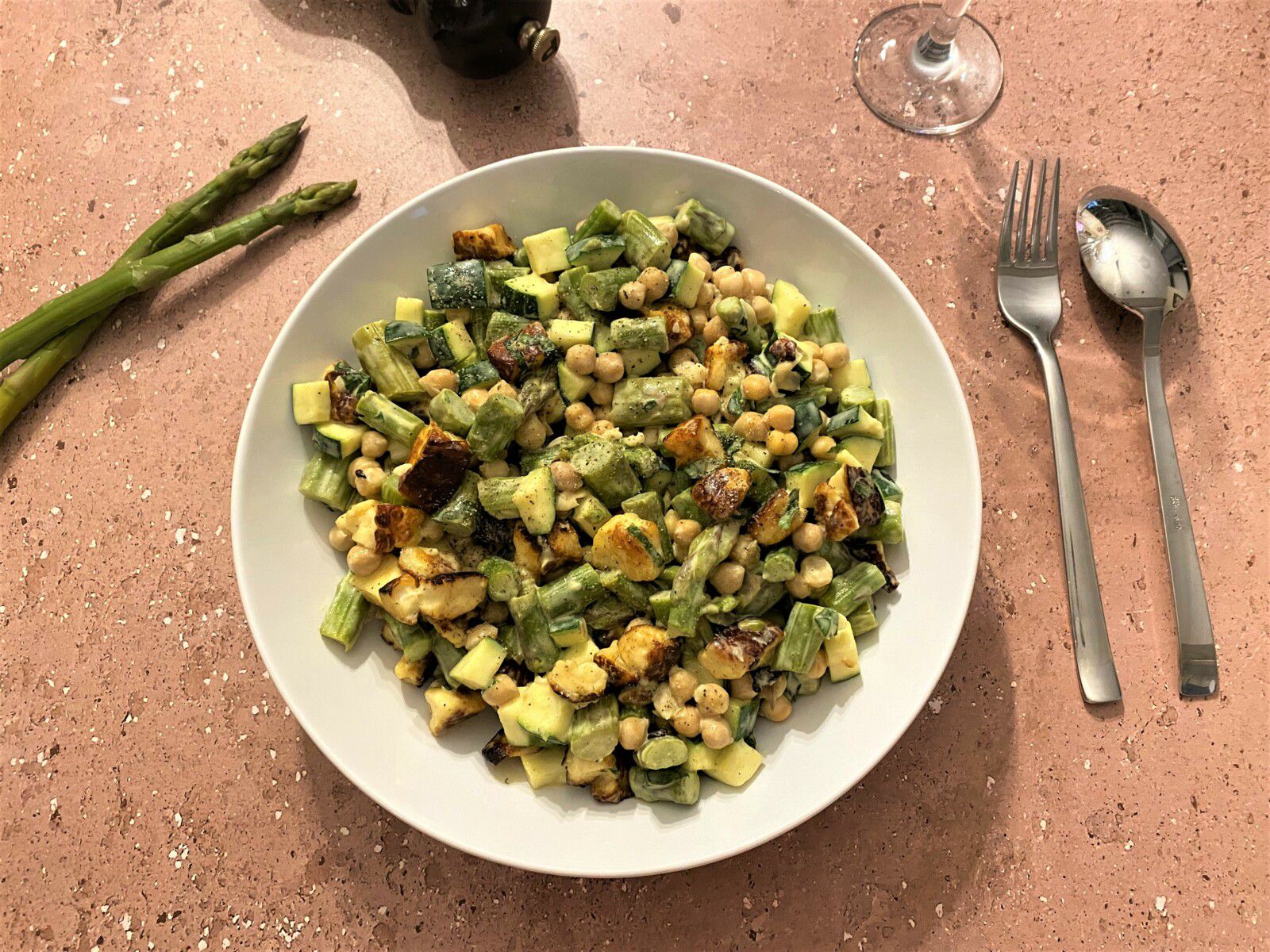 Salade d’asperges, courgette, pois chiches et fromage halloumi grillé