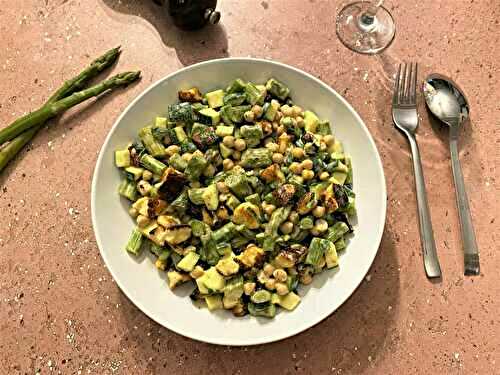 Salade d’asperges, courgette, pois chiches et fromage halloumi grillé