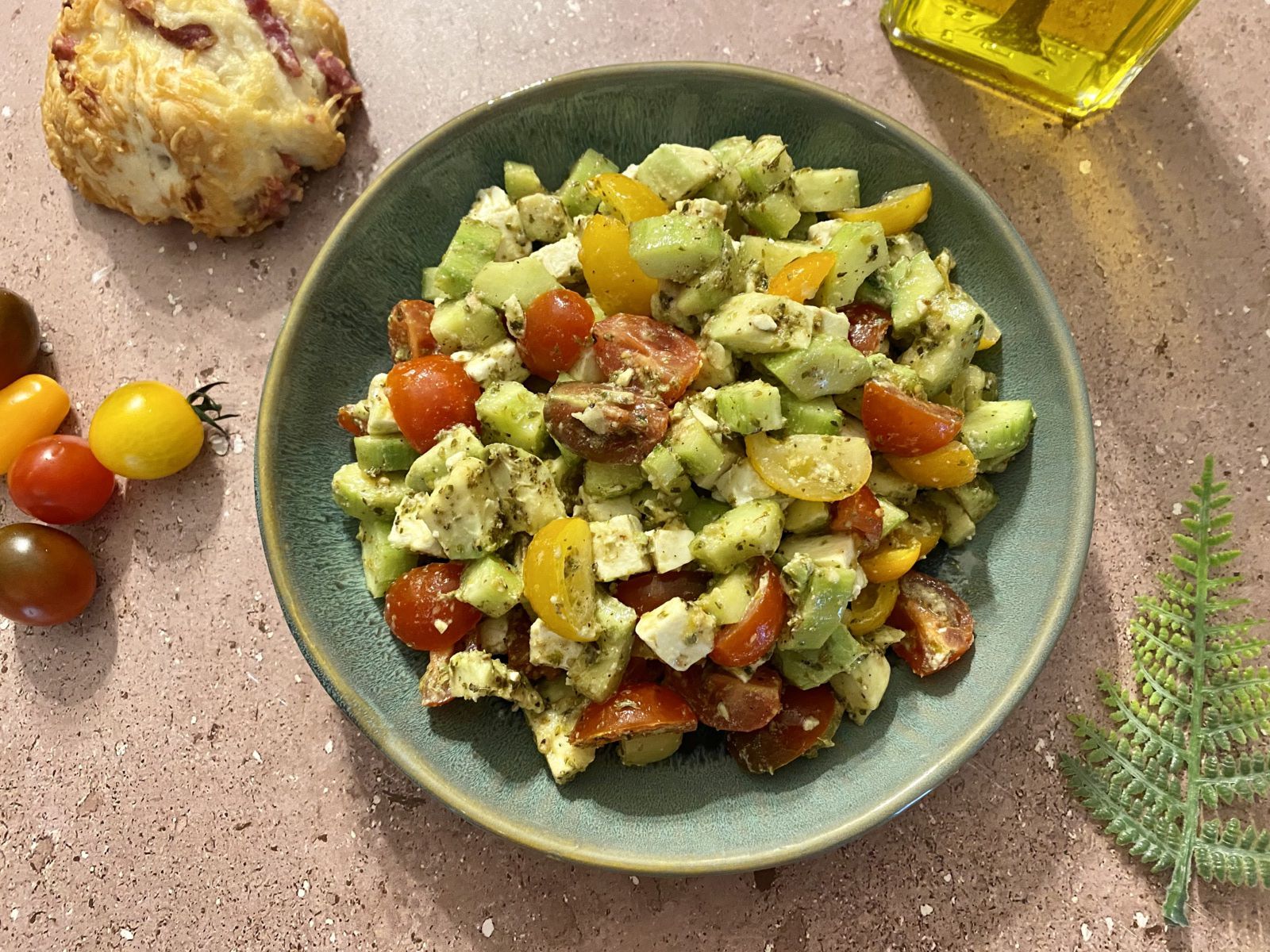 Salade de tomates, concombre, avocat et feta
