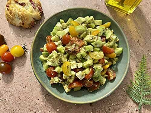 Salade de tomates, concombre, avocat et feta