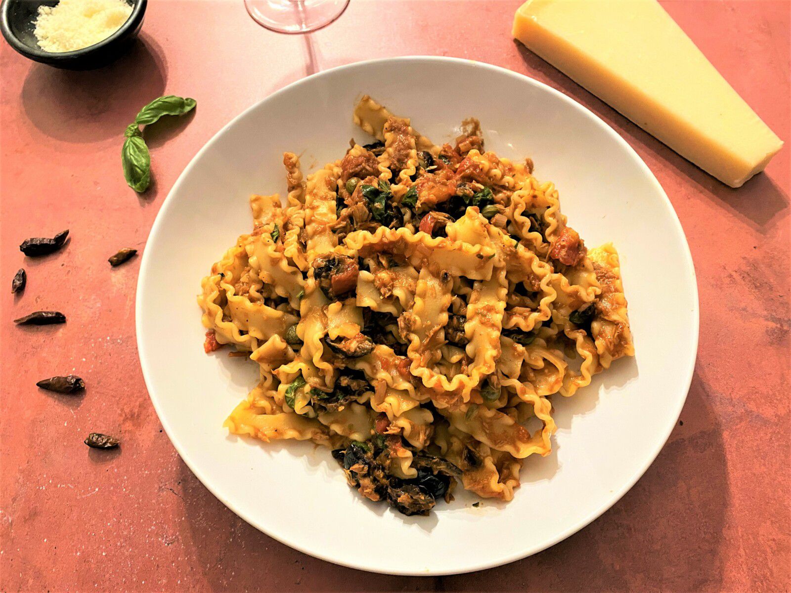 Pâtes au thon, tomate, olives et câpres