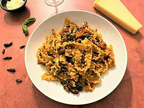 Pâtes au thon, tomate, olives et câpres