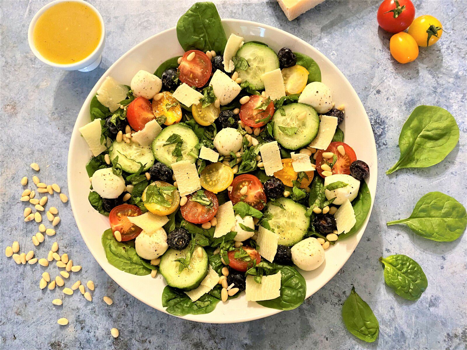 Salade d’épinards, concombre, tomates cerises, mozzarella et myrtilles