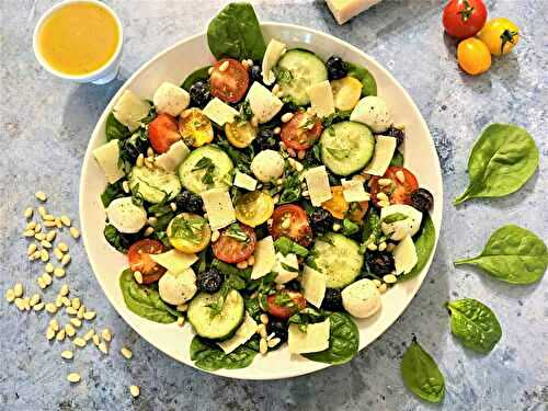 Salade d’épinards, concombre, tomates cerises, mozzarella et myrtilles