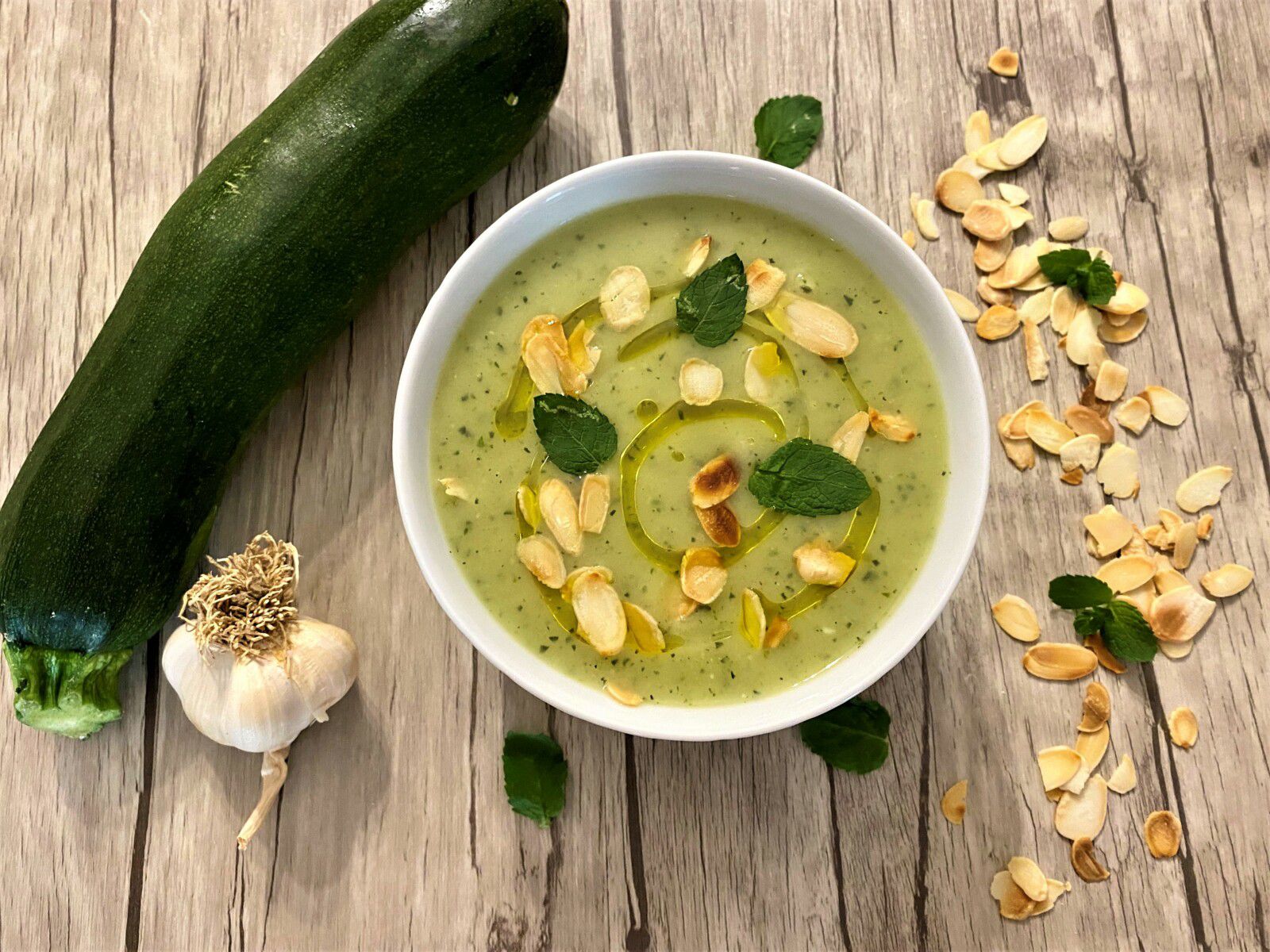 Soupe froide de courgettes à l’ail et aux amandes