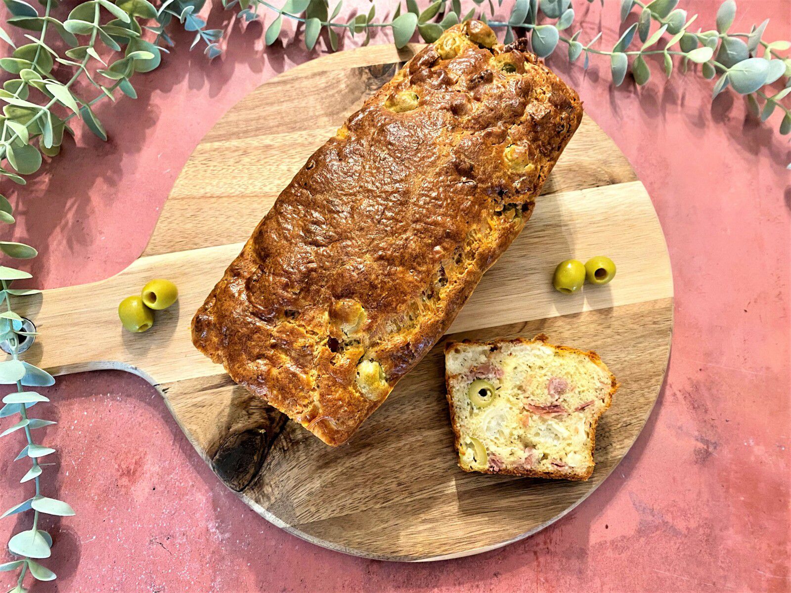 Cake au chèvre, jambon cru et olives