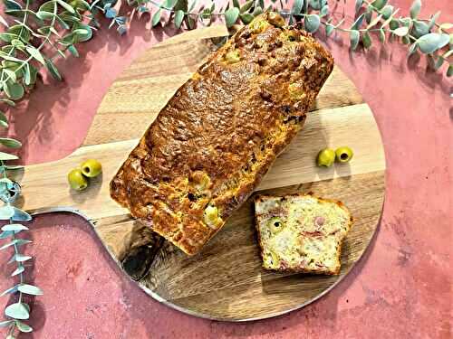 Cake au chèvre, jambon cru et olives