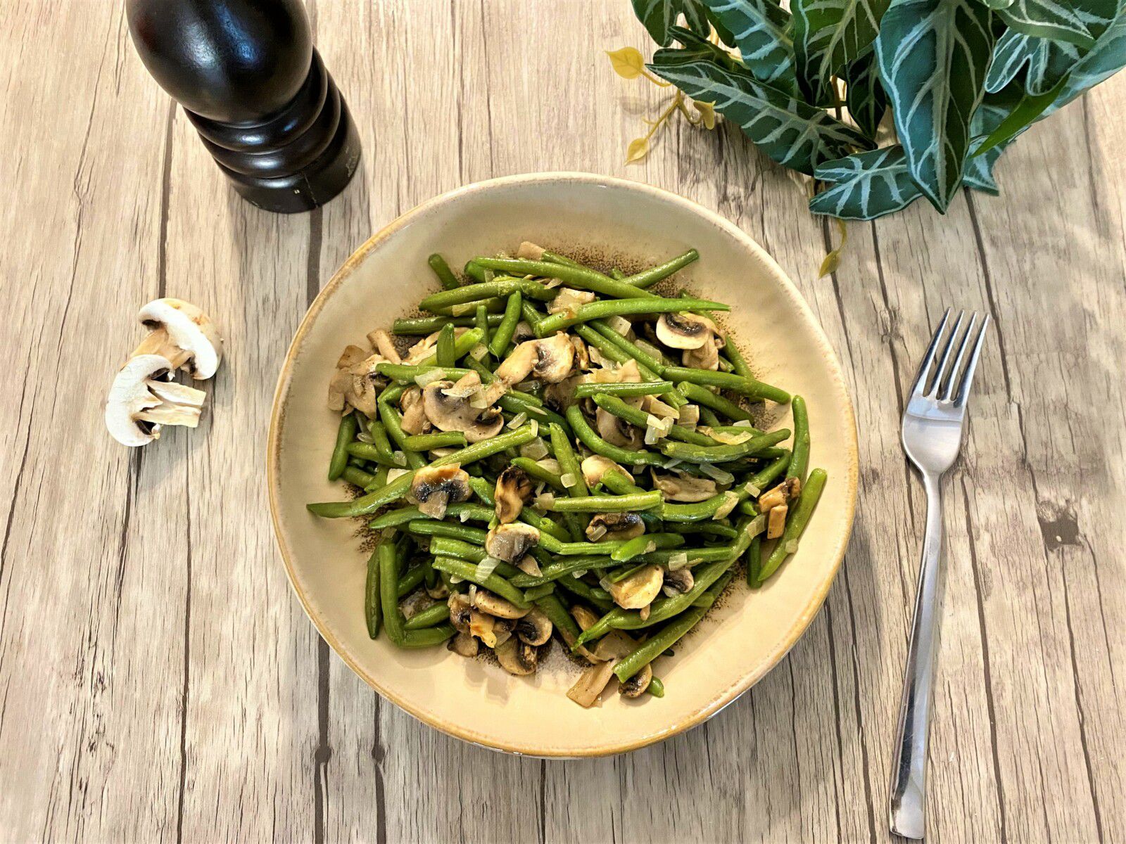Poêlée de haricots verts et champignons aux oignons caramélisés