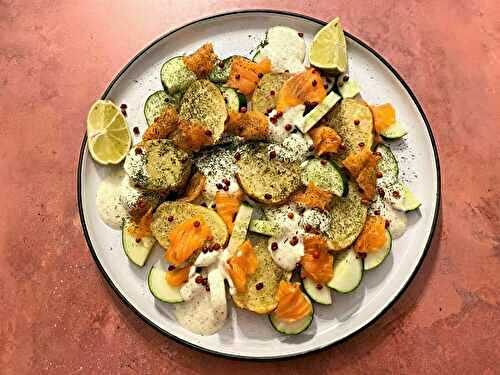 Pommes de terre au four, concombre et saumon fumé