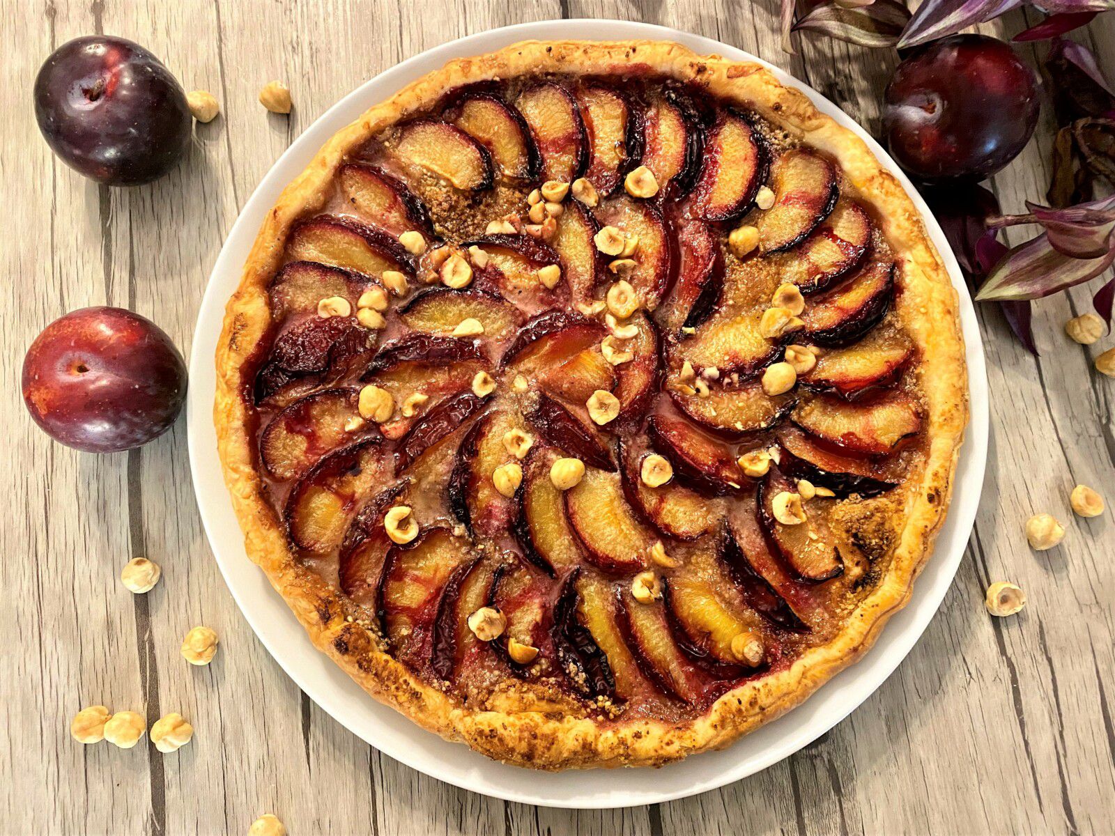 Tarte fine aux prunes et à la noisette