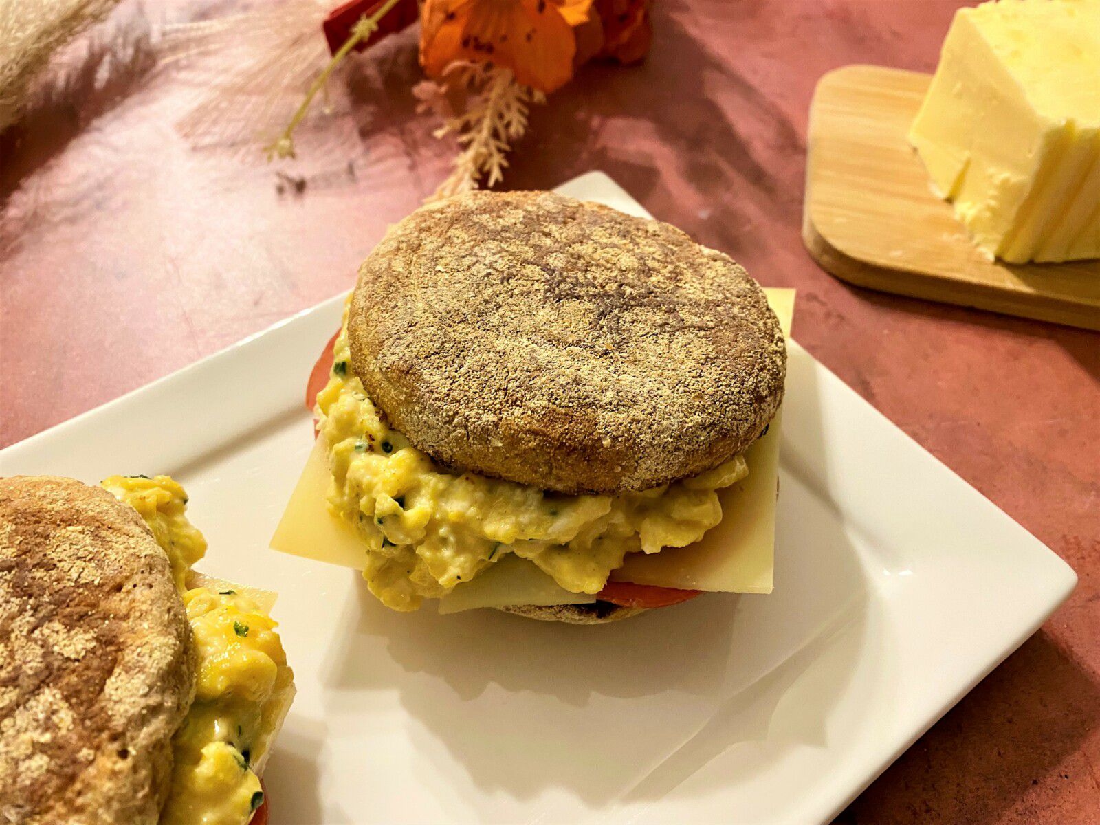 Muffins aux œufs brouillés, bacon et fromage