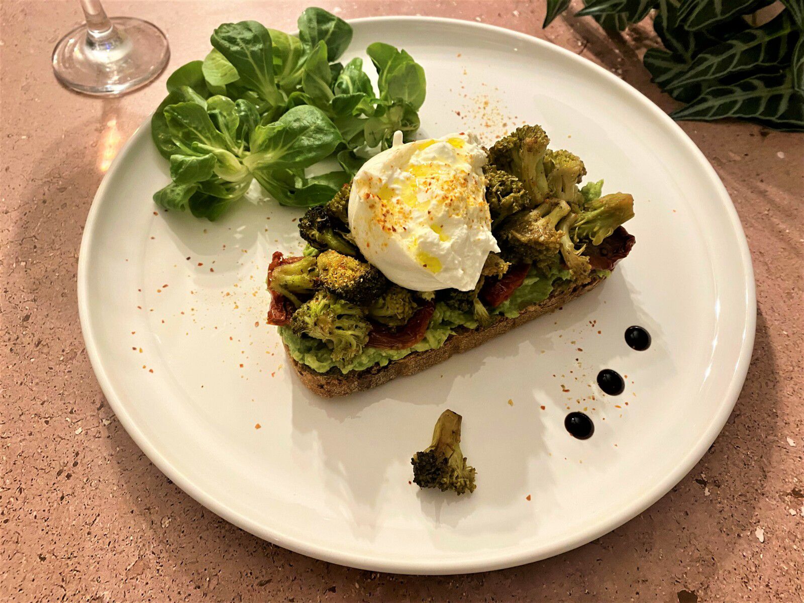 Toasts de brocoli, avocat, tomates séchées et burrata
