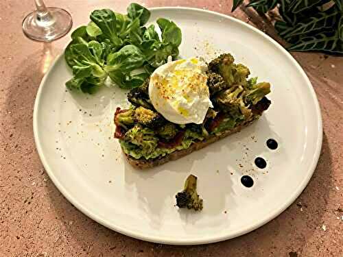 Toasts de brocoli, avocat, tomates séchées et burrata
