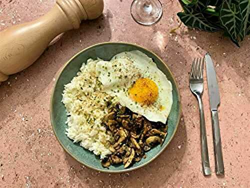 Champignons de Paris au sésame, riz basmati et œuf au plat
