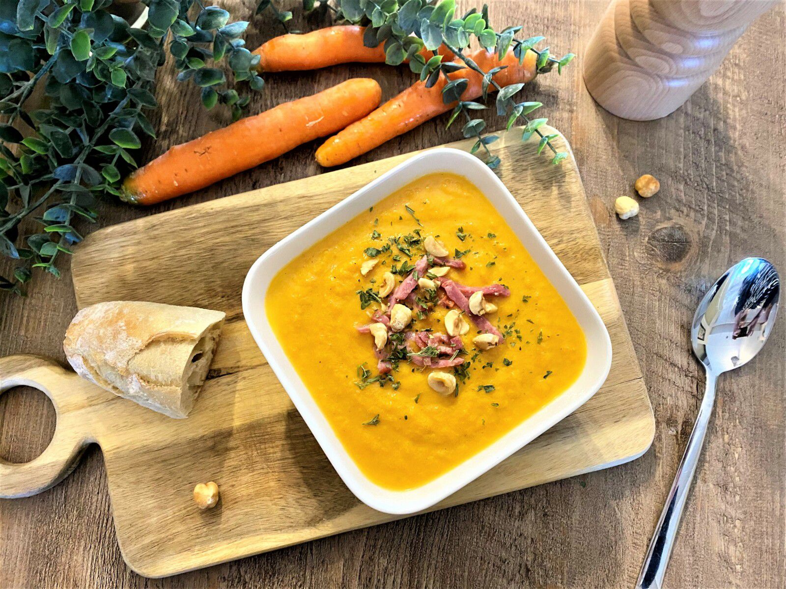 Velouté de carottes et poireaux aux lardons