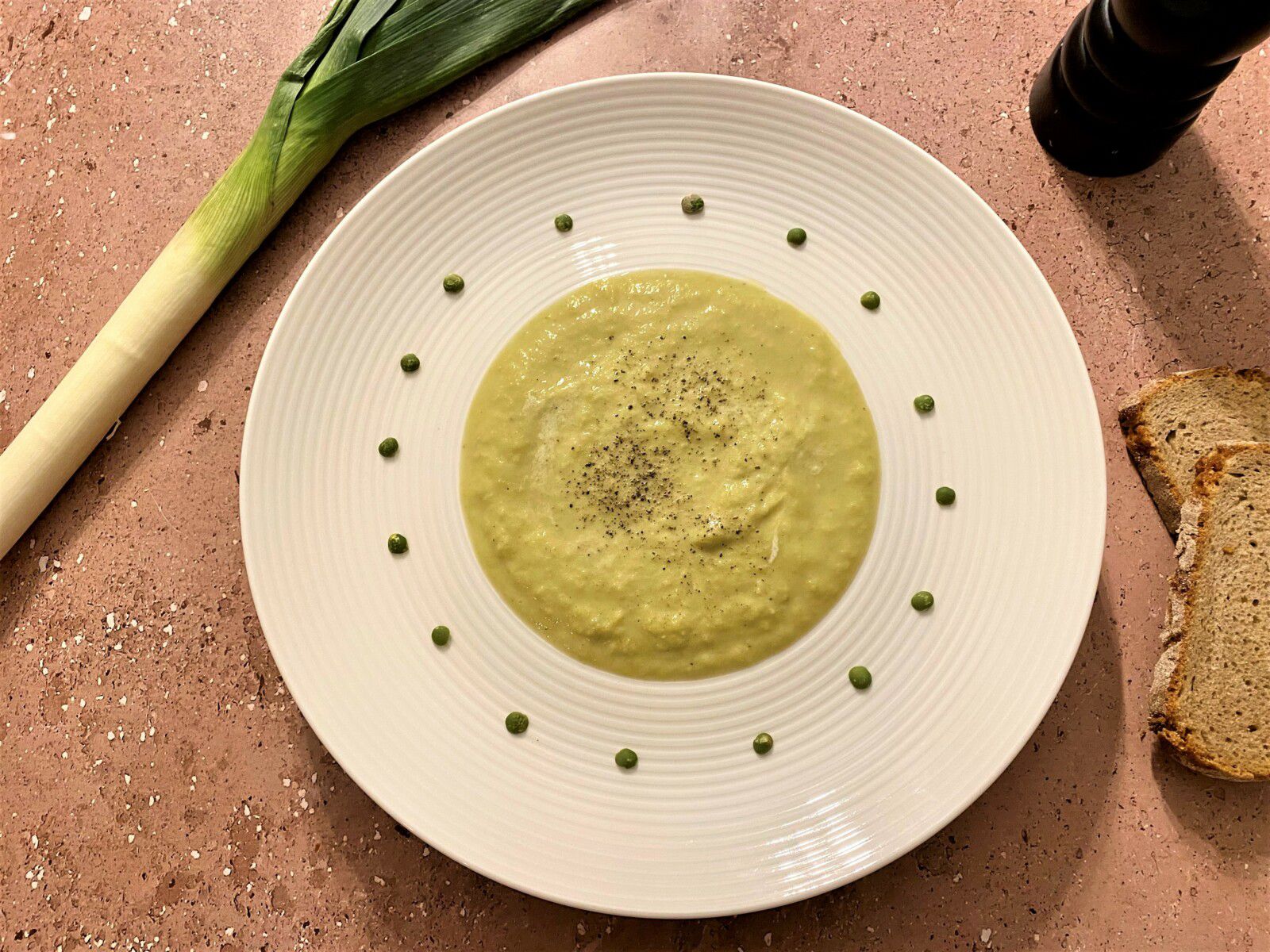 Velouté de poireaux et pois cassés