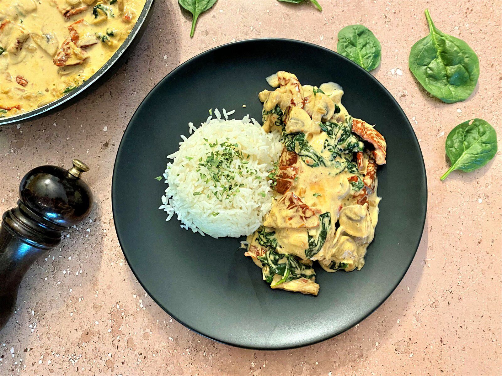 Poulet à la crème, aux épinards, champignons et tomates séchées