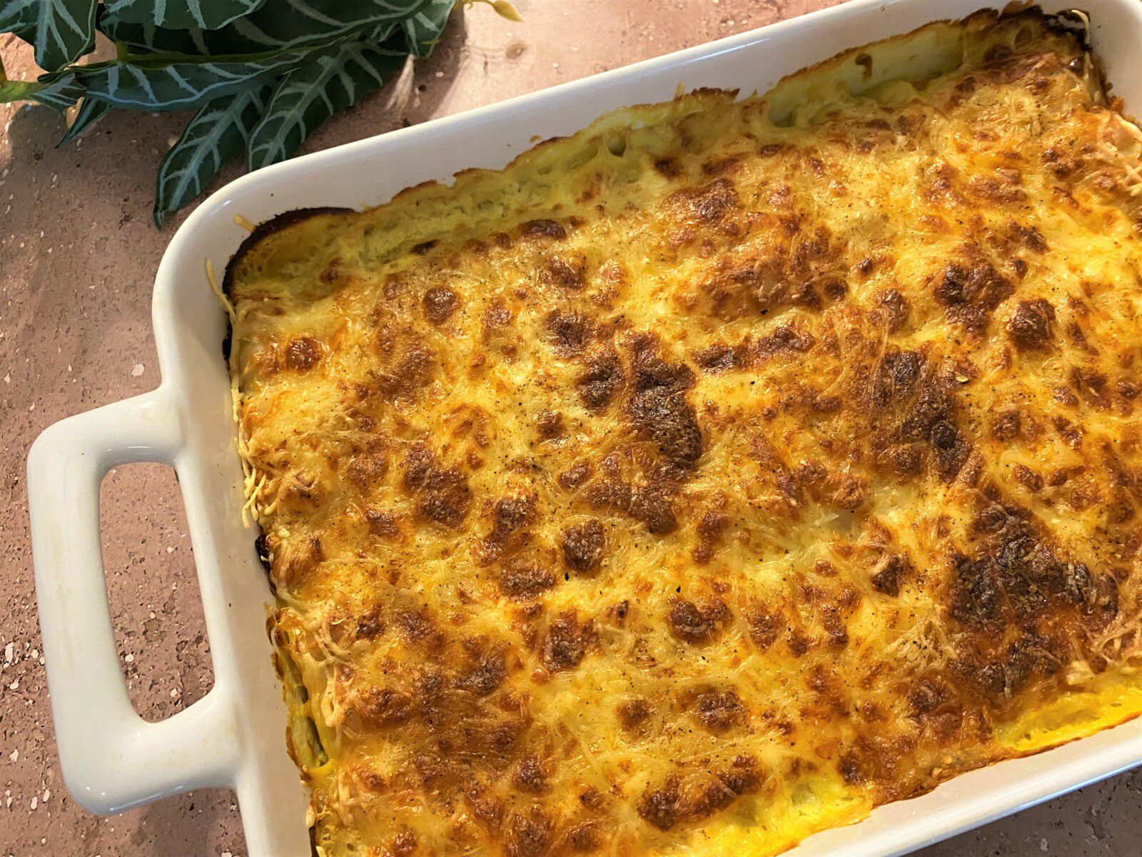 Gratin de ravioles aux poireaux, saumon fumé et curry