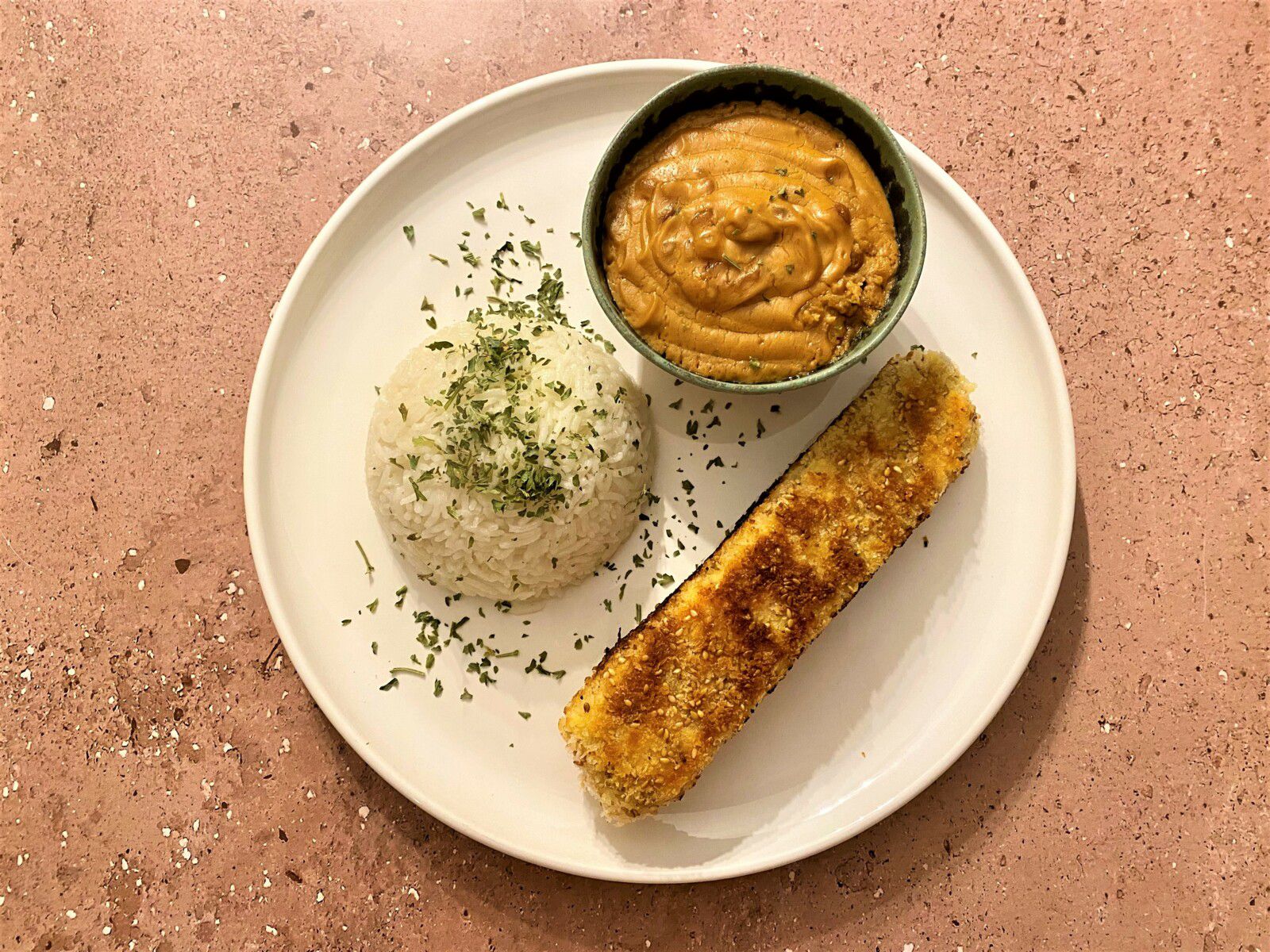 Saumon mi-cuit croustillant, sauce aux cacahuètes