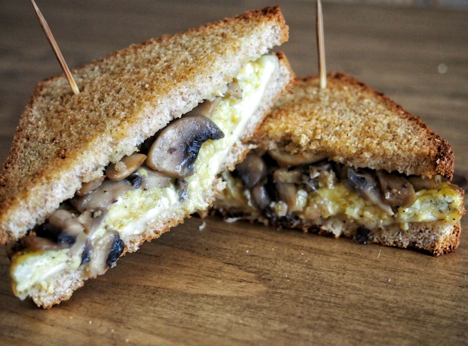 Croque œufs brouillés, champignons et emmental