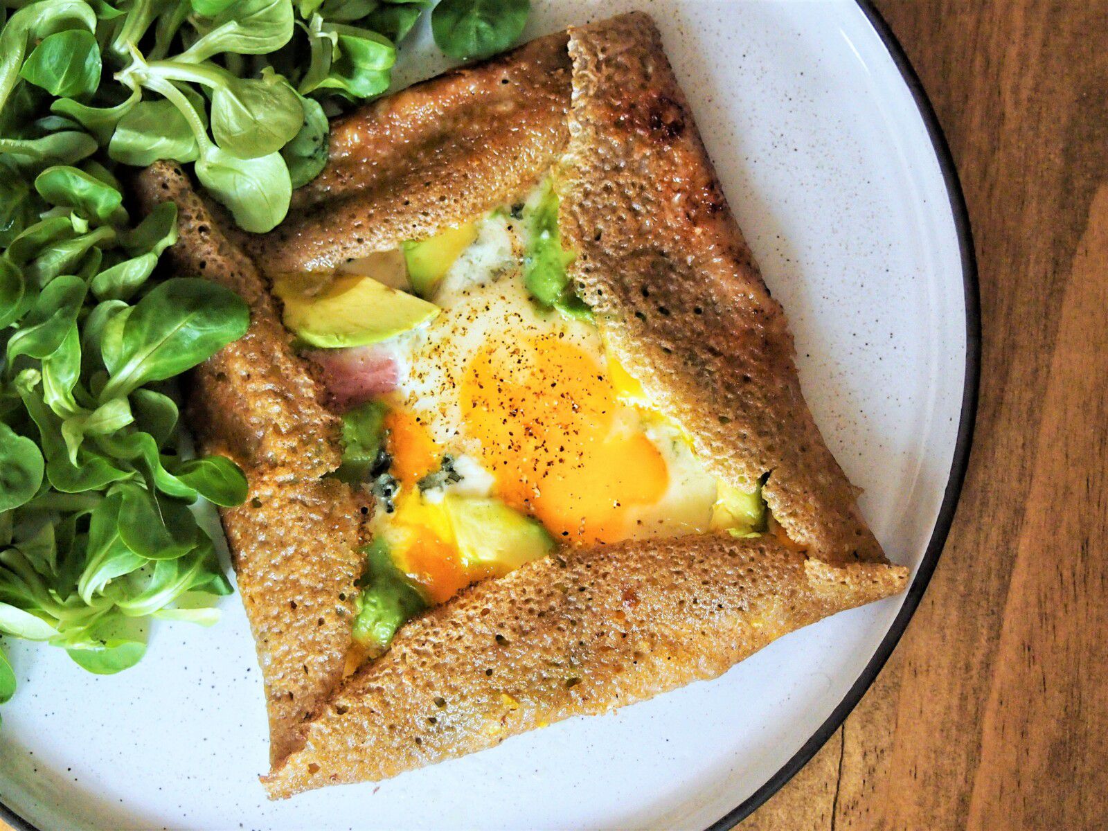 Galette avocat, jambon, œuf et bleu