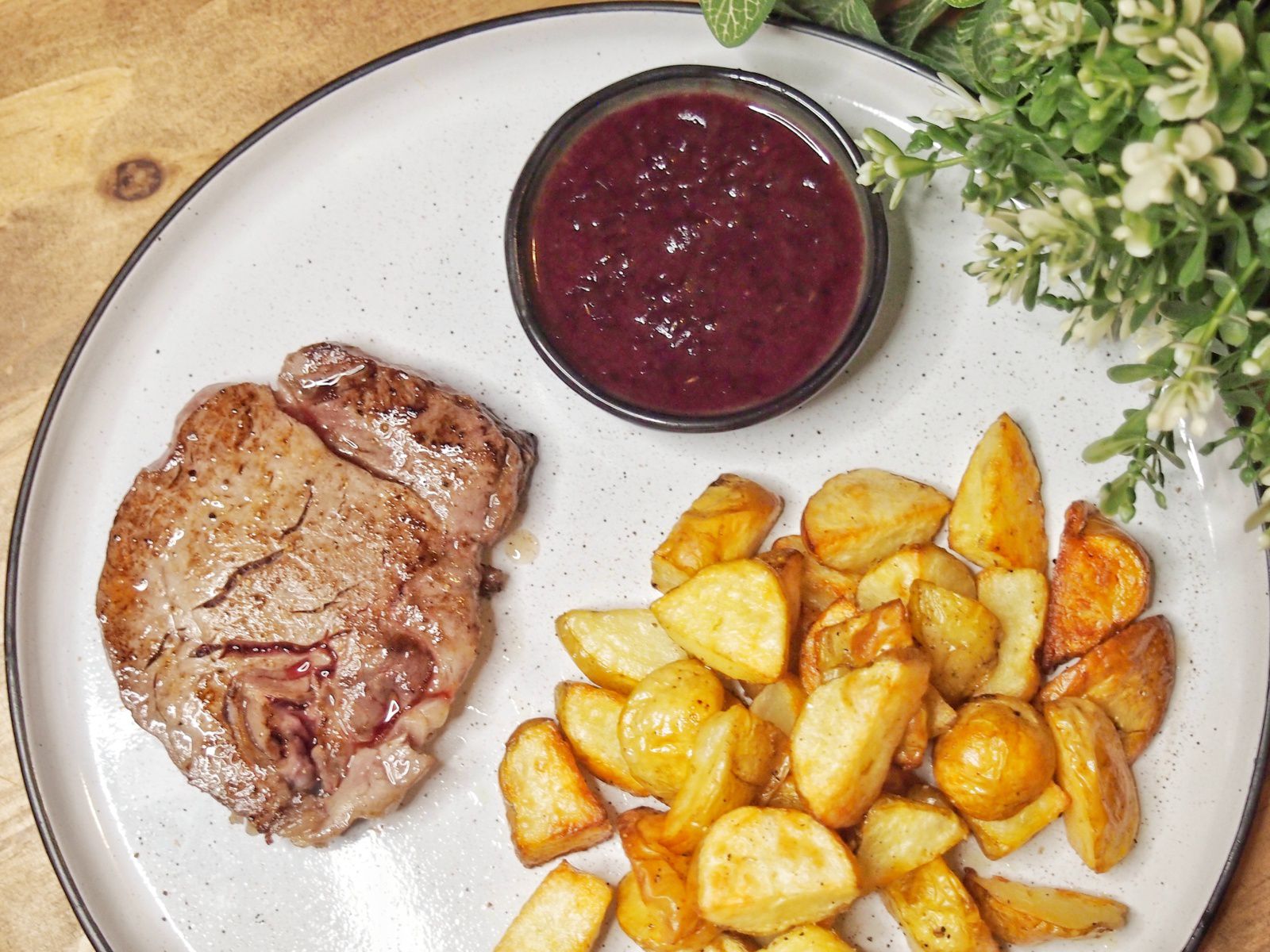 Tournedos, sauce à l’échalote et pommes de terre rôties