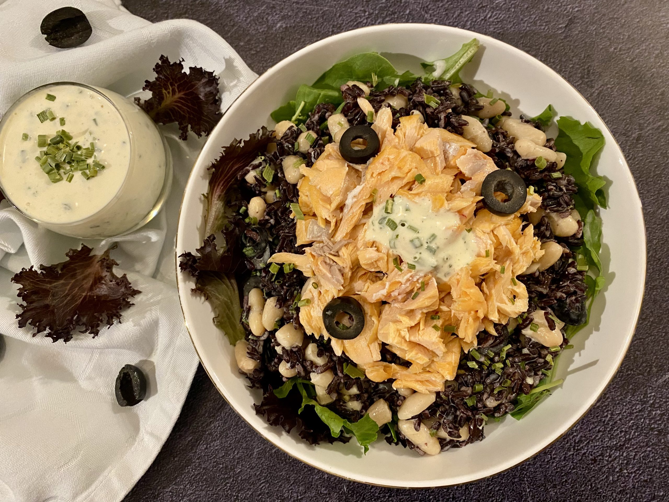 Assiette complète au saumon et riz sauvage