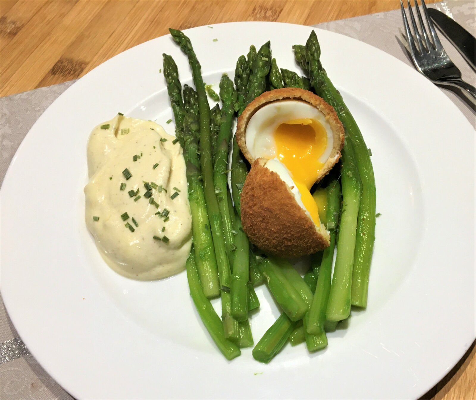 Œuf mollet croustillant, asperges et sauce mousseline