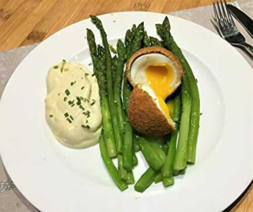 Œuf mollet croustillant, asperges et sauce mousseline