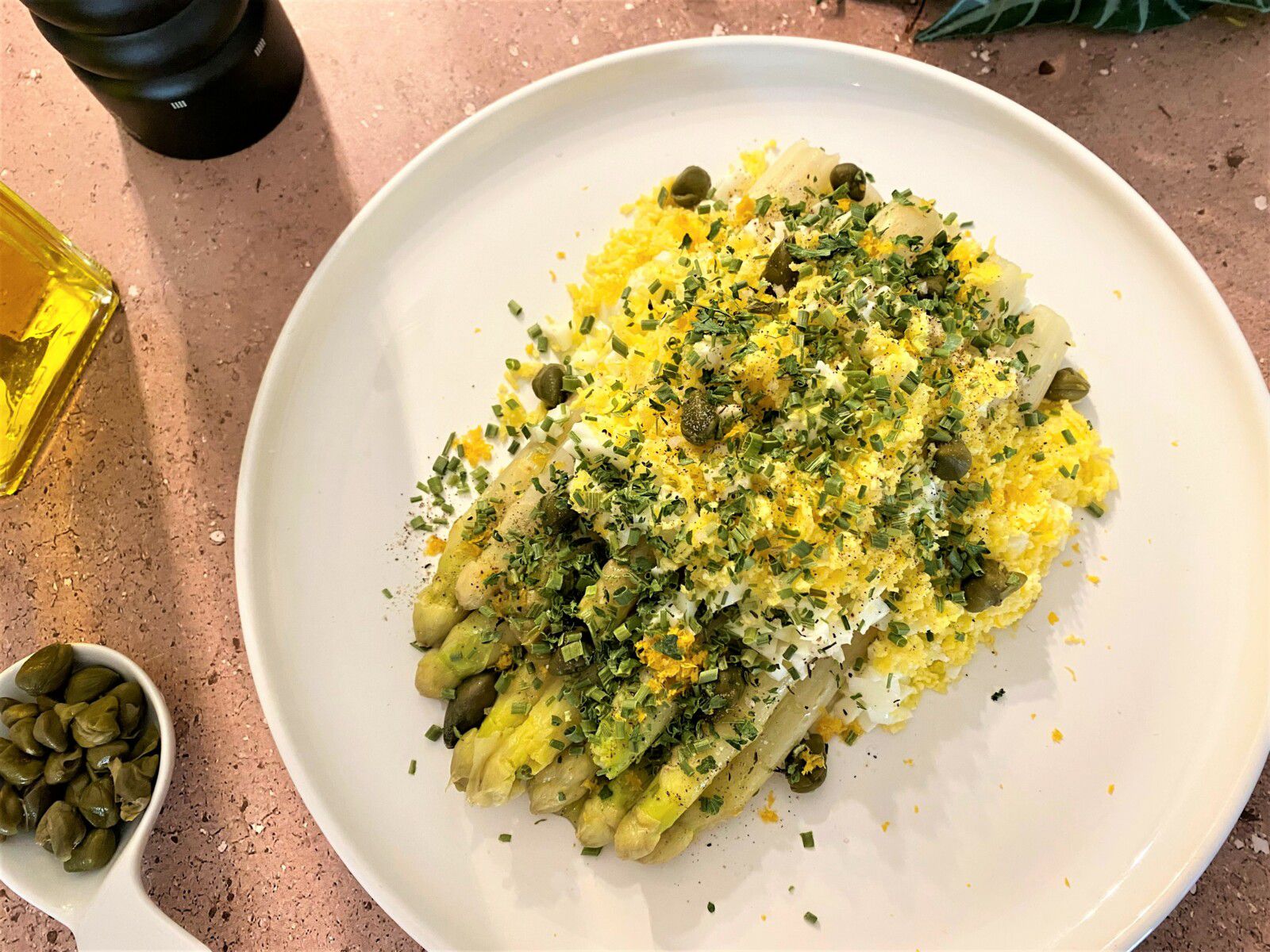 Asperges blanches et œufs mimosa d’Hélène Darroze