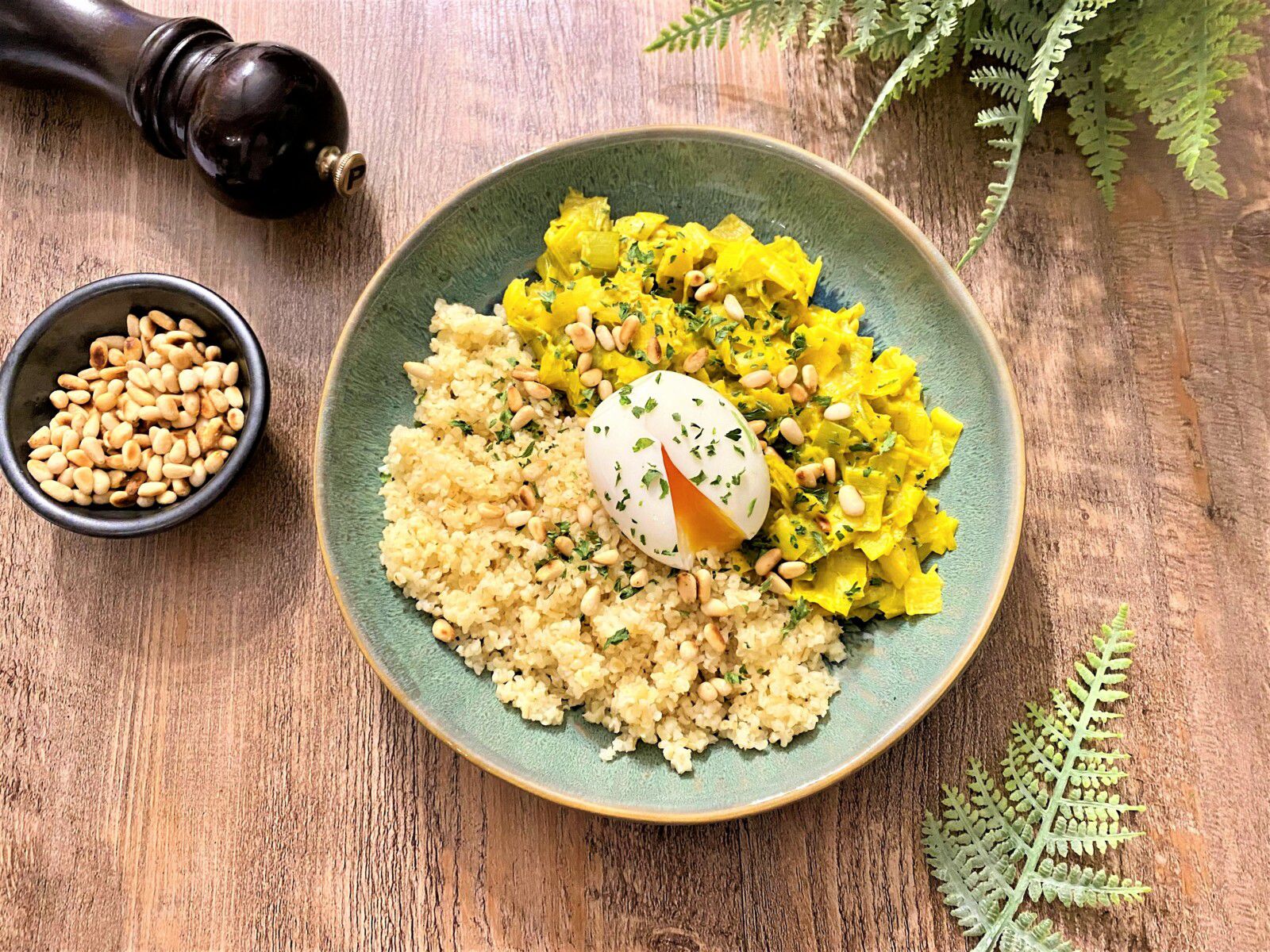 Fondue de poireaux au curry, boulgour, œufs mollets et pignons de pin