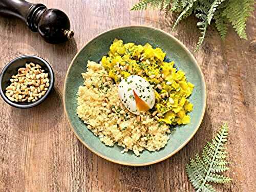 Fondue de poireaux au curry, boulgour, œufs mollets et pignons de pin