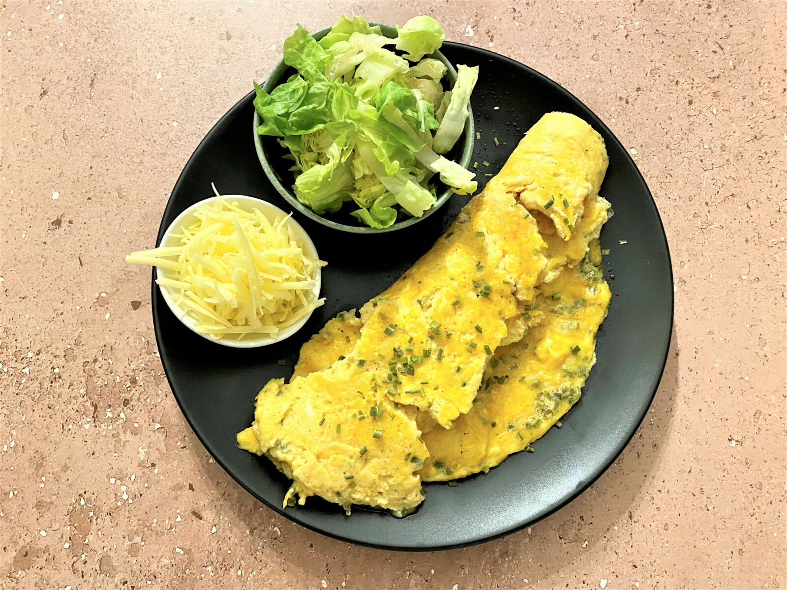 Omelette au gouda et pignons de pin