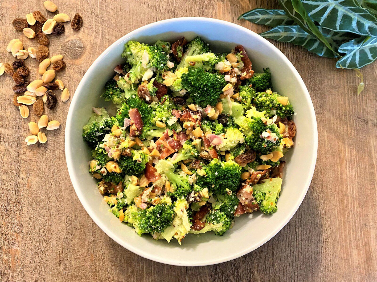 Salade de brocoli aux cacahuètes, lard et parmesan