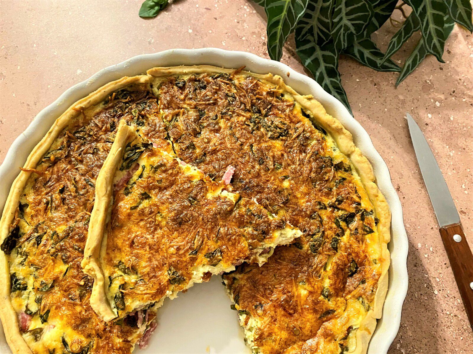 Tarte au lardons, comté et basilic