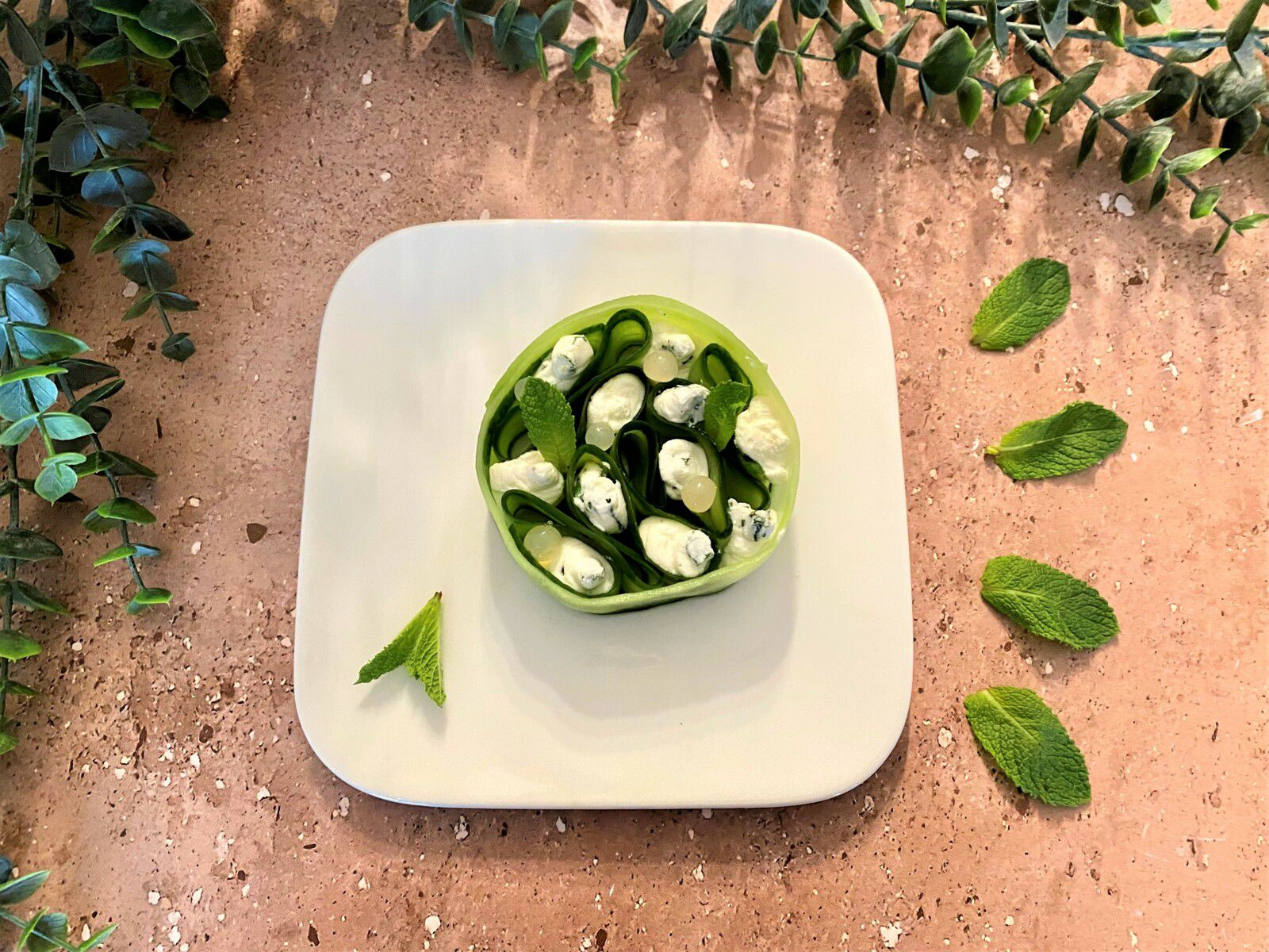 Concombre à la ricotta et perles de citron à la menthe