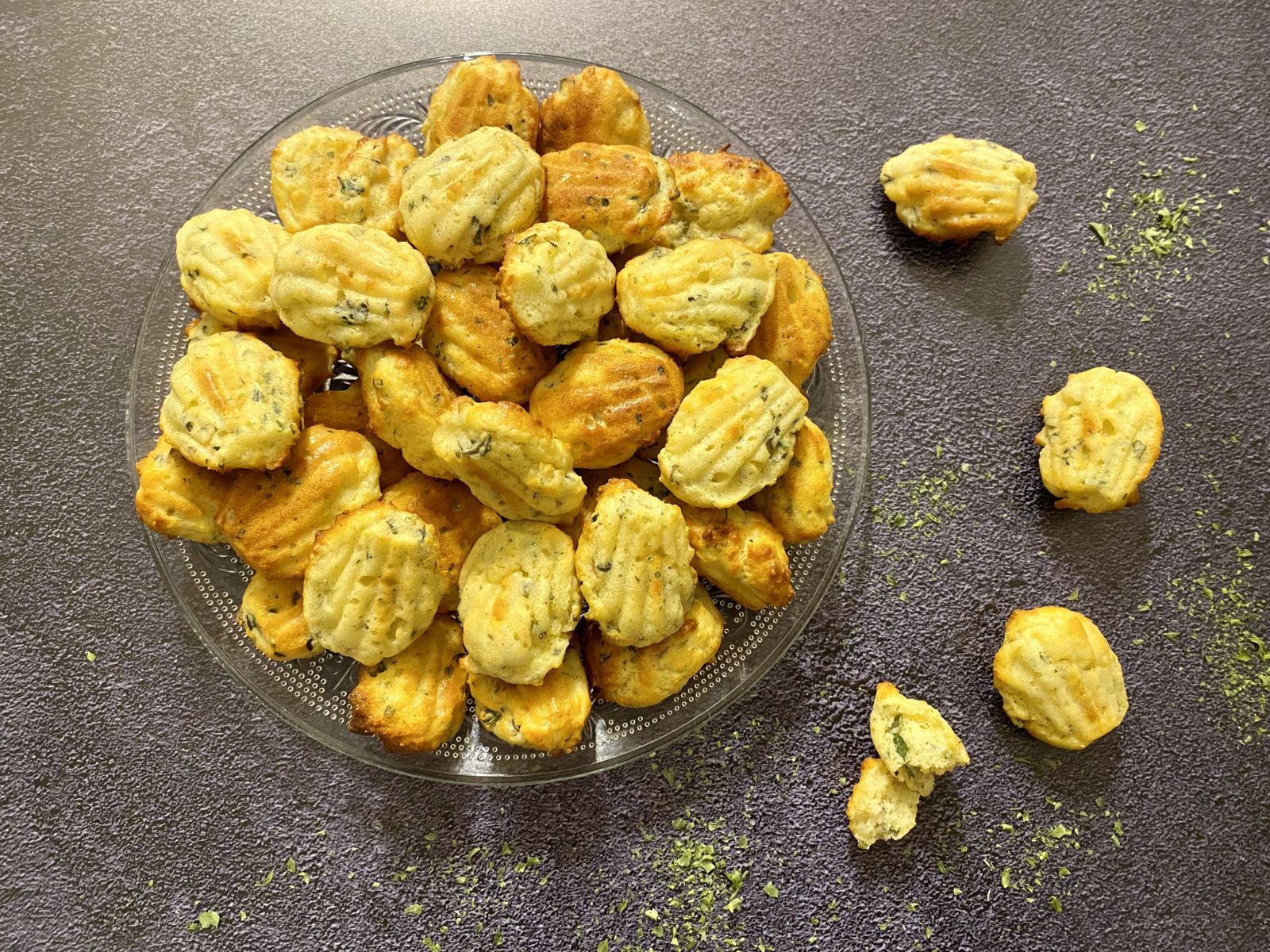 Madeleines à la ricotta, parmesan et basilic