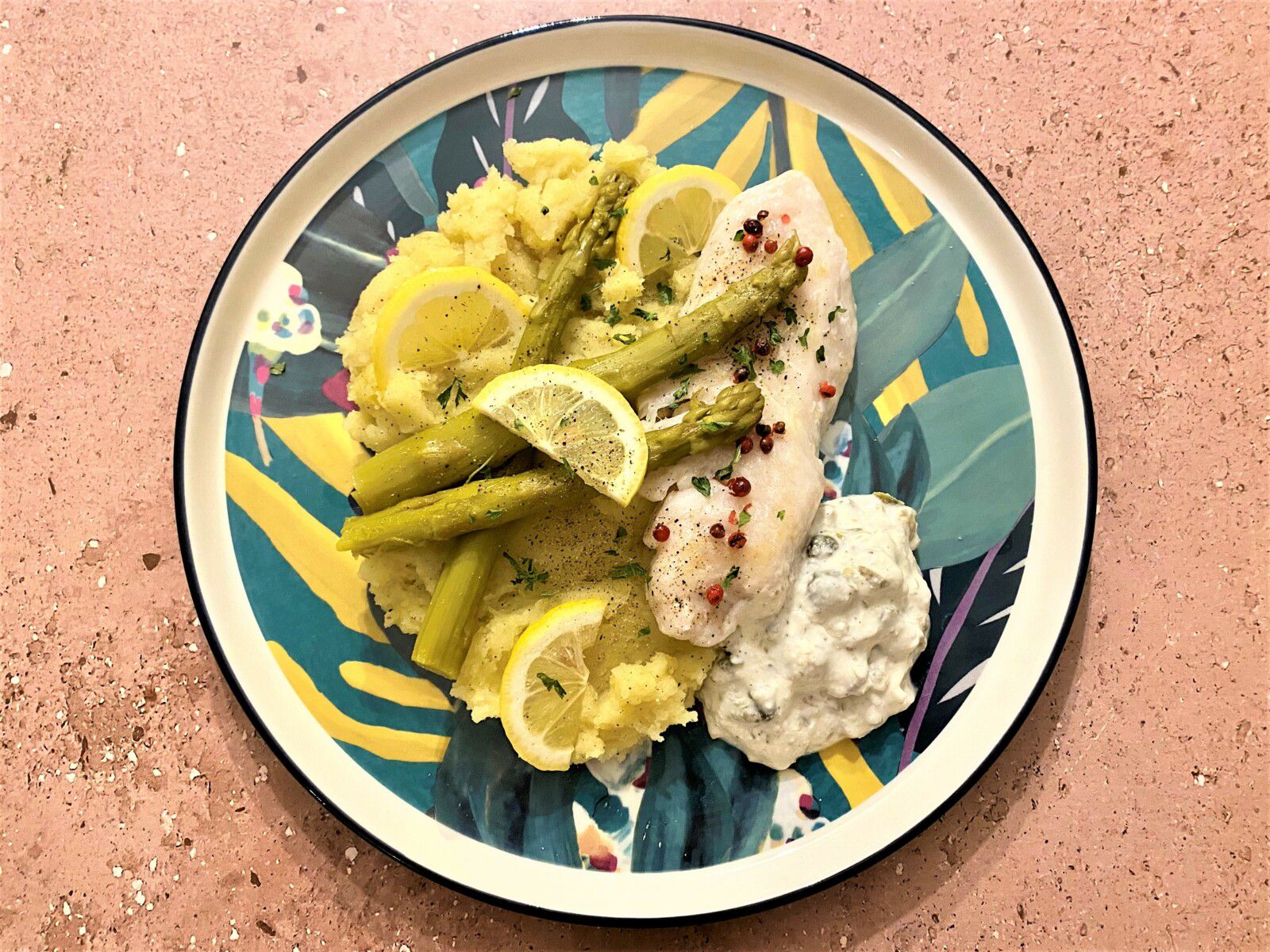 Merlu aux asperges, purée de pommes de terre, sauce aux câpres
