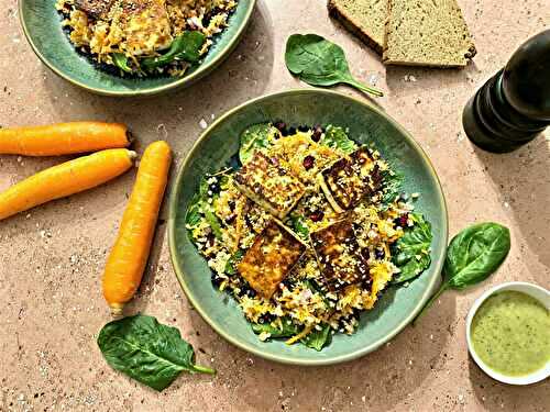 Salade de boulgour, carottes, grenade et halloumi