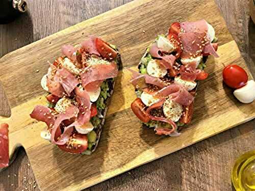 Tartines d’avocat, tomate, mozzarella et jambon cru