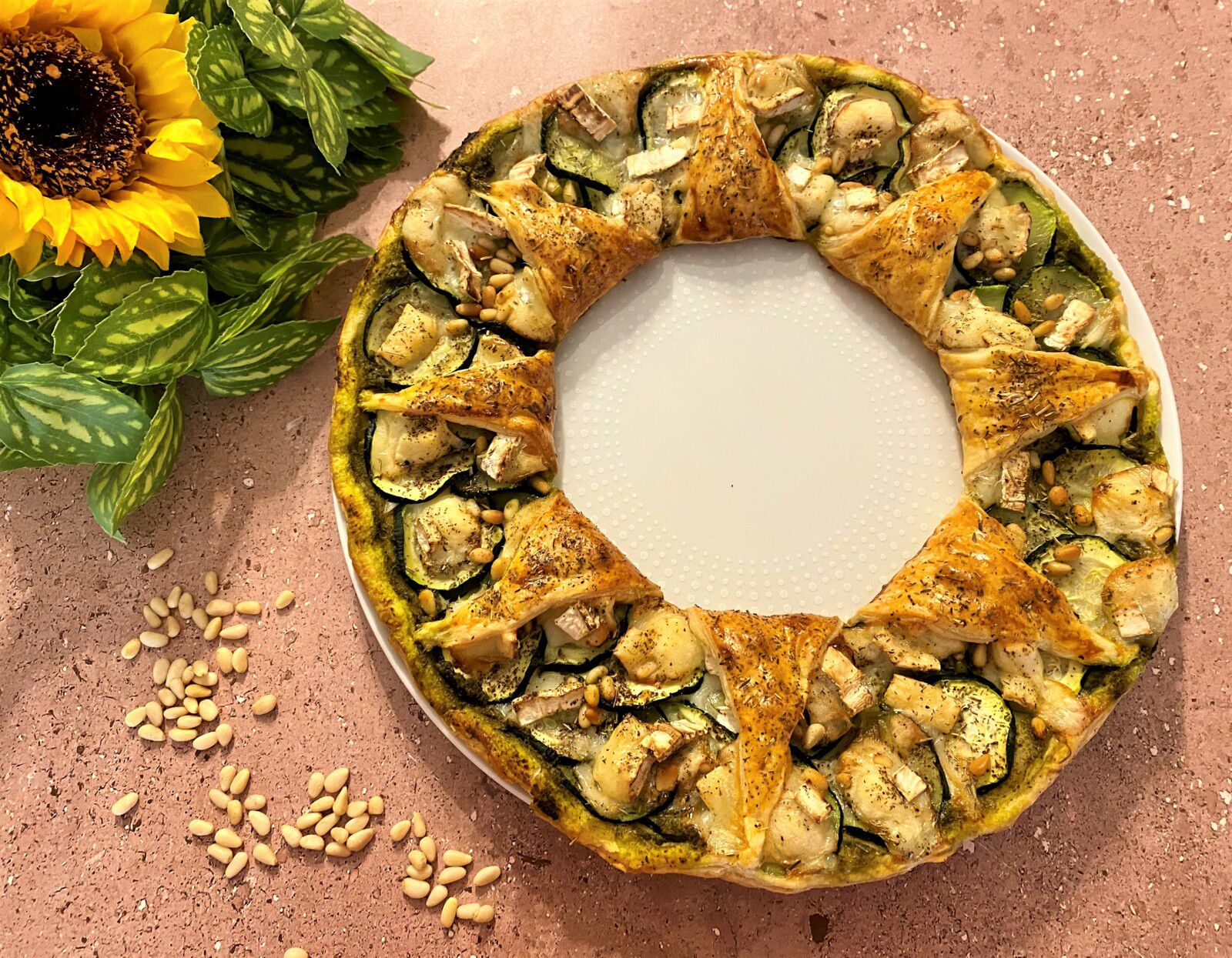 Couronne feuilletée pesto, courgette, chèvre et pignon de pin