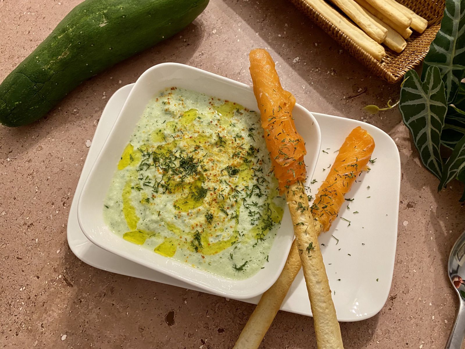 Soupe froide de concombre, gressins au saumon