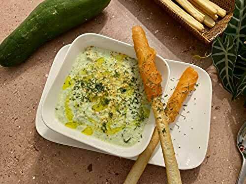 Soupe froide de concombre, gressins au saumon