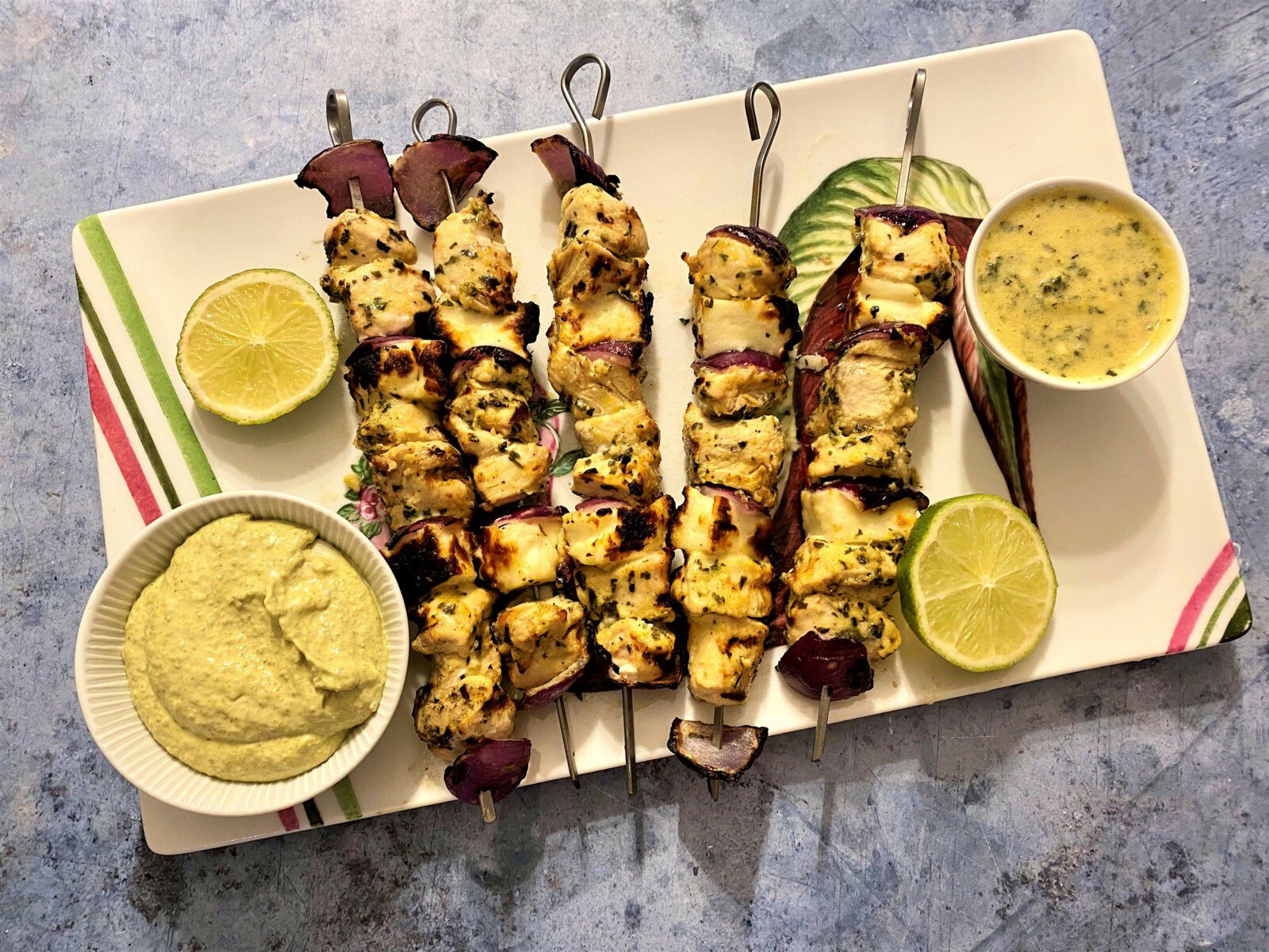 Brochettes de poulet et halloumi au basilic, mayonnaise au pesto