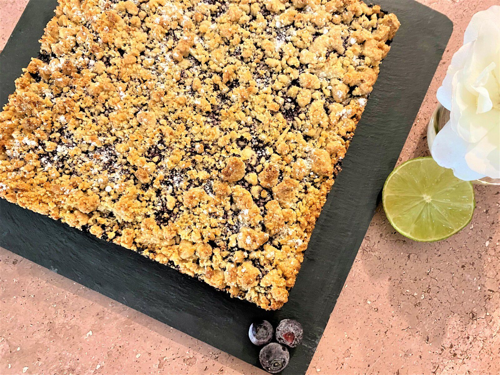 Carré crumble aux myrtilles et citron vert