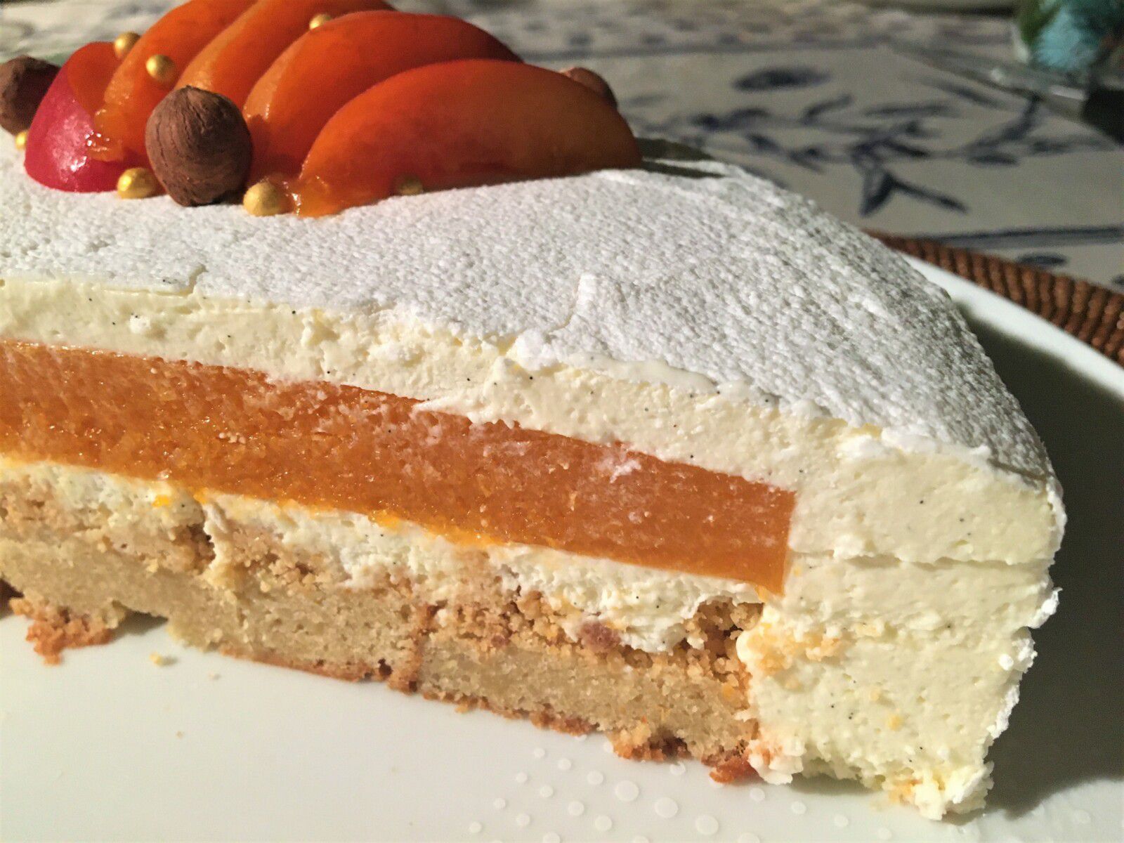 Entremets abricot, vanille et noisette