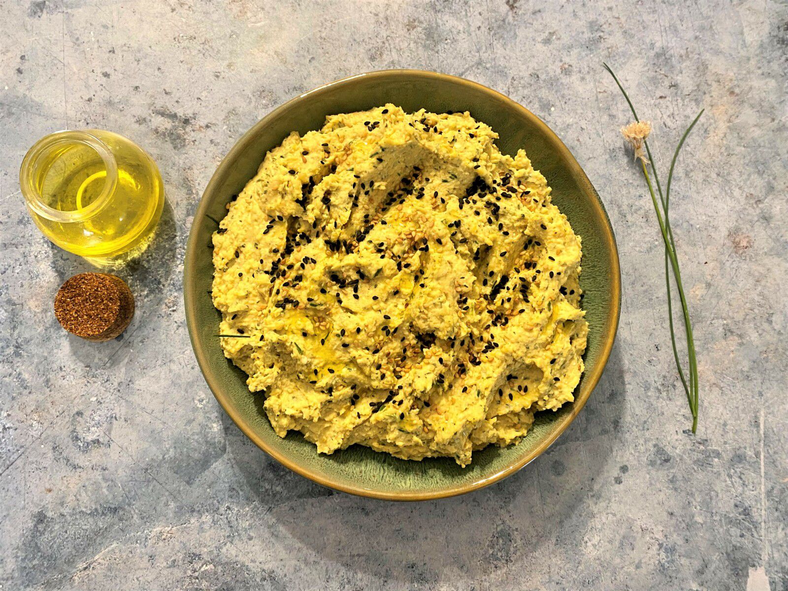 Houmous aux herbes et à la feta