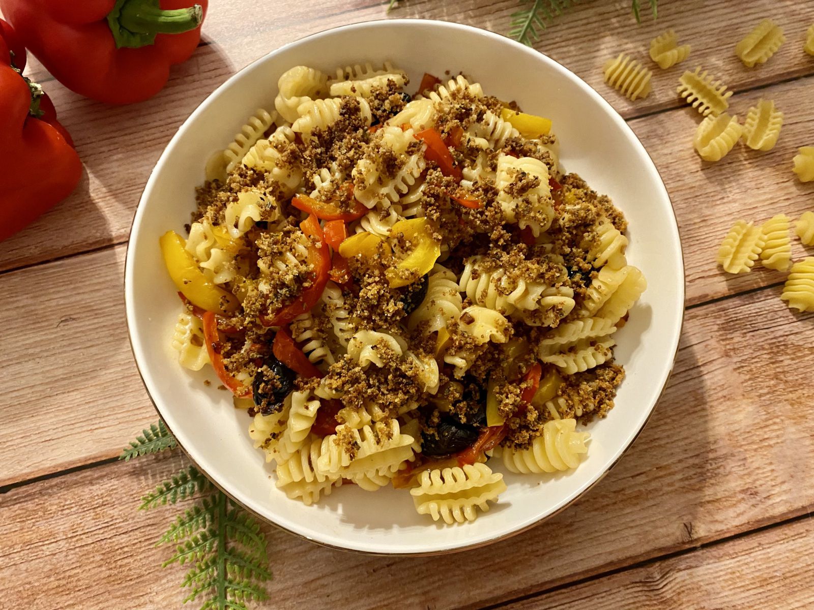 Penne au poivron, origan et olives noires